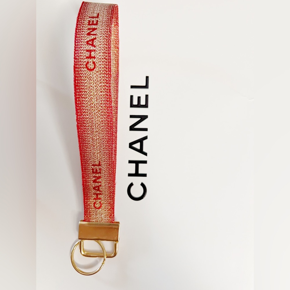 CHANEL HOLIDAY 2022 keychain key holder